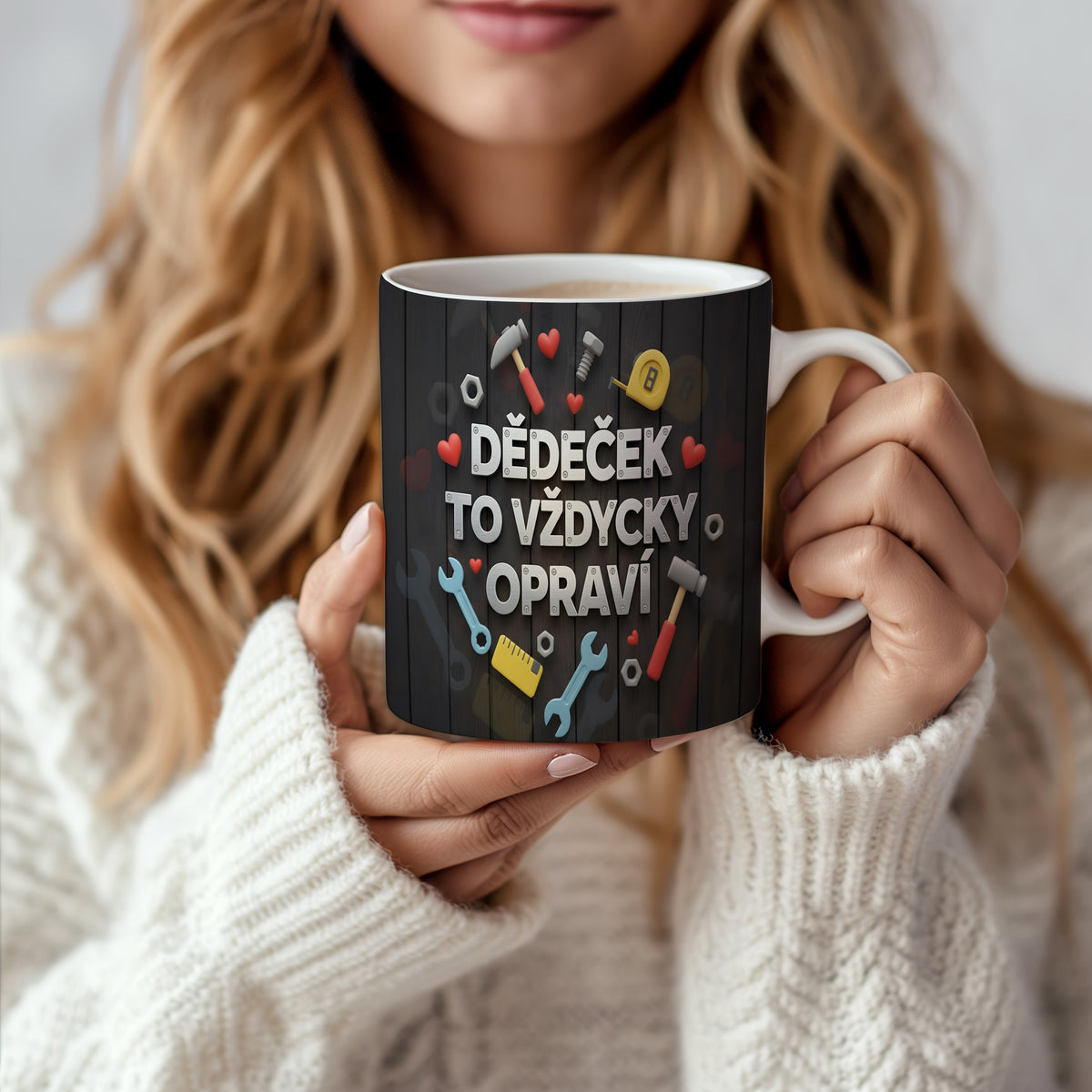 Hrnek s nápisem DĚDEČEK TO VŽDYCKY OPRAVÍ, obklopený nářadím a srdci.