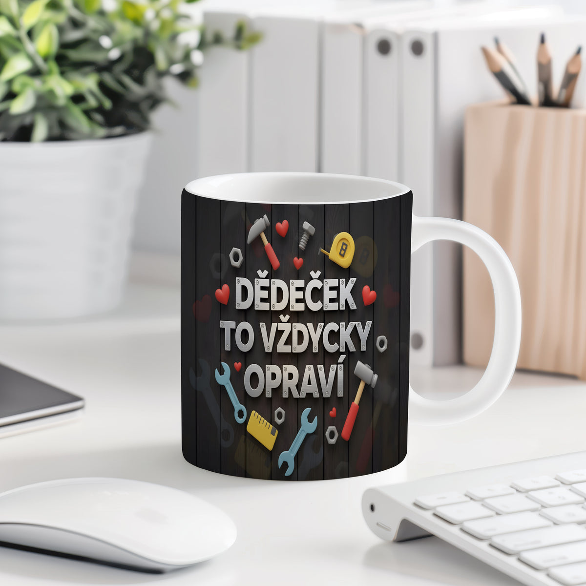 Hrnek s nápisem DĚDEČEK TO VŽDYCKY OPRAVÍ, obklopený nářadím a srdci.