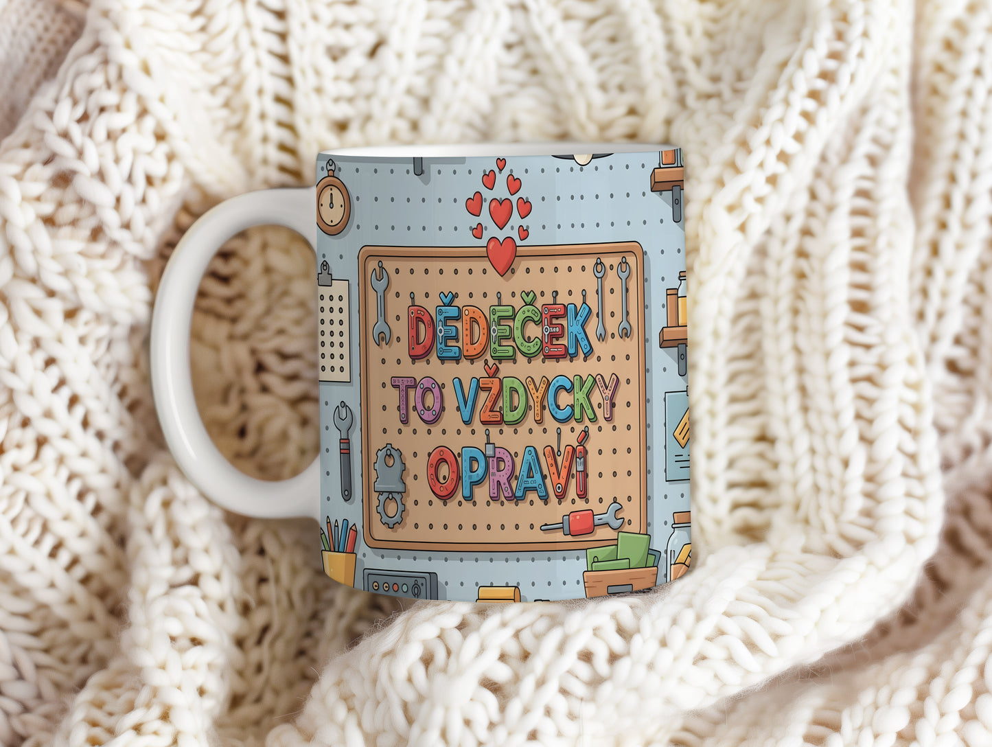 Hravý hrnek s nápisem DĚDEČEK TO VŽDYCKY OPRAVÍ a motivem nástrojů.