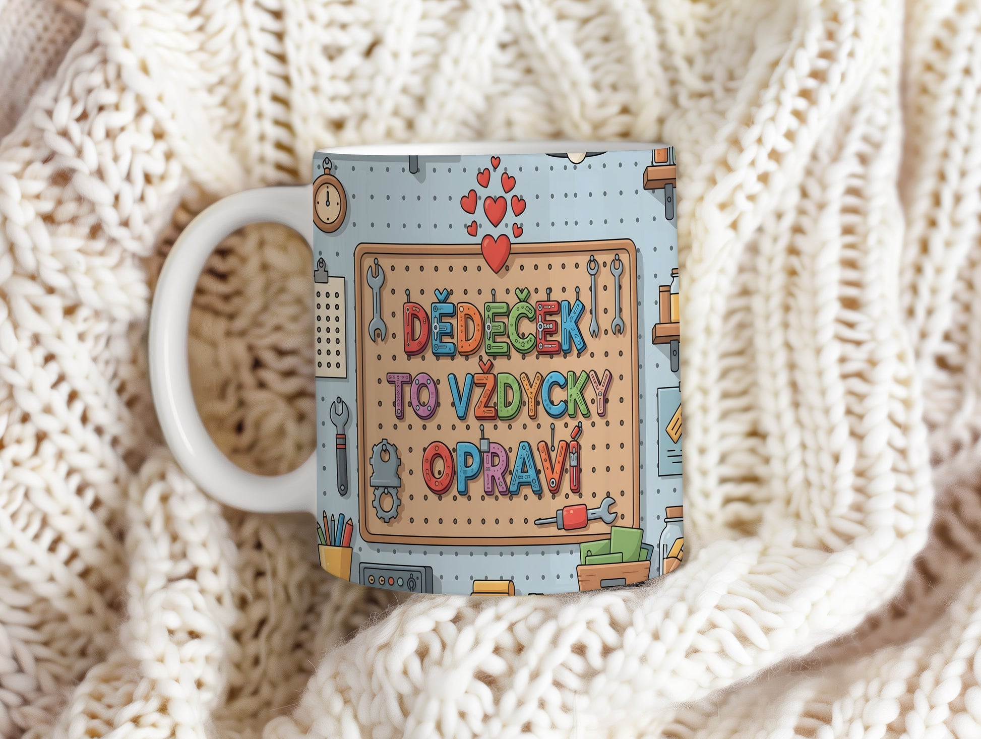 Hravý hrnek s nápisem DĚDEČEK TO VŽDYCKY OPRAVÍ a motivem nástrojů.