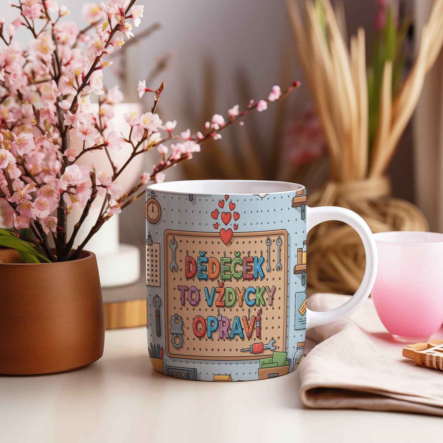 Hravý hrnek s nápisem DĚDEČEK TO VŽDYCKY OPRAVÍ a motivem nástrojů.