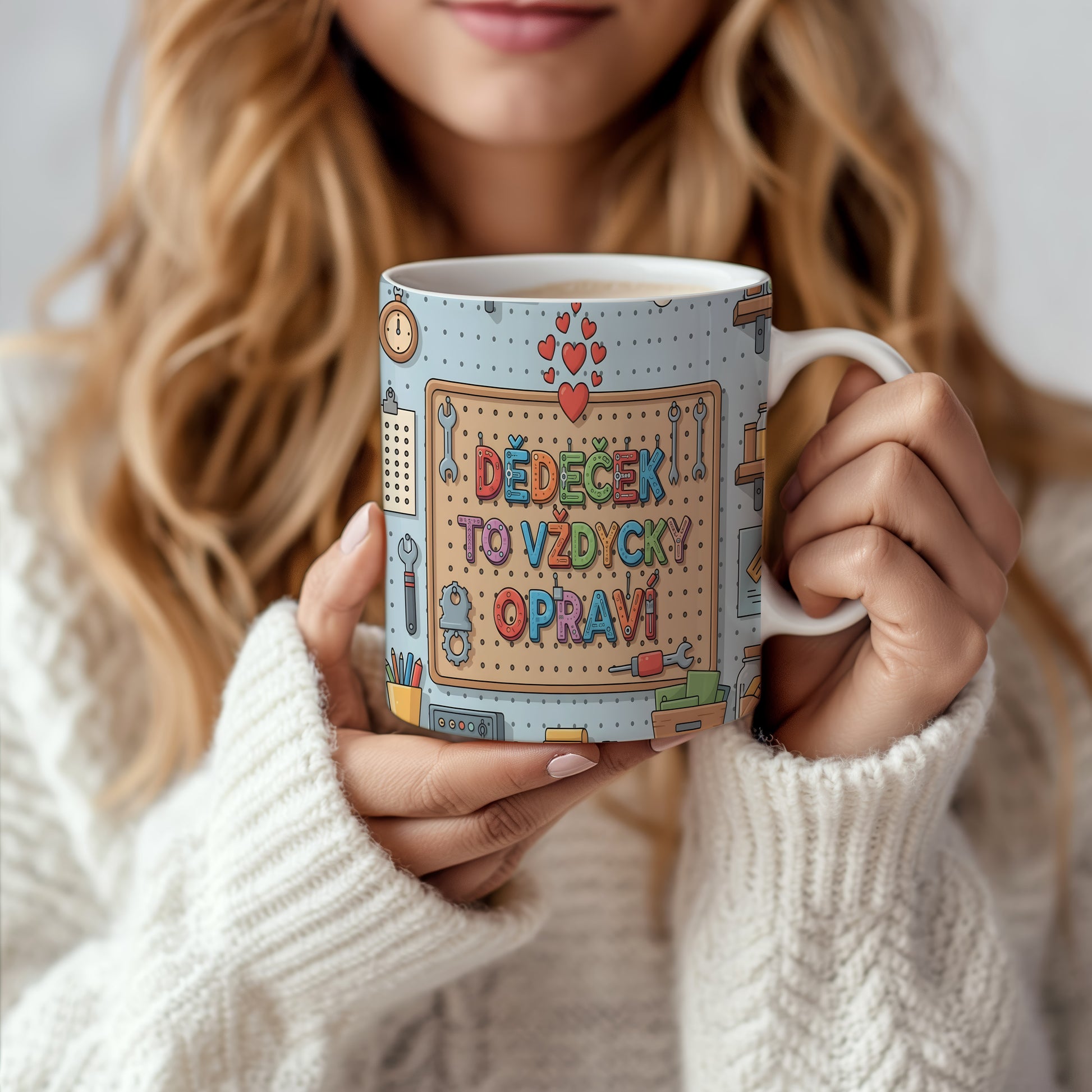 Hravý hrnek s nápisem DĚDEČEK TO VŽDYCKY OPRAVÍ a motivem nástrojů.