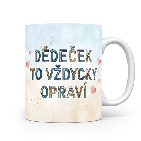 Hrnek s nápisem 'DĚDEČEK TO VŽDYCKY OPRAVÍ' a růžovými srdíčky na akvarelovém pozadí.