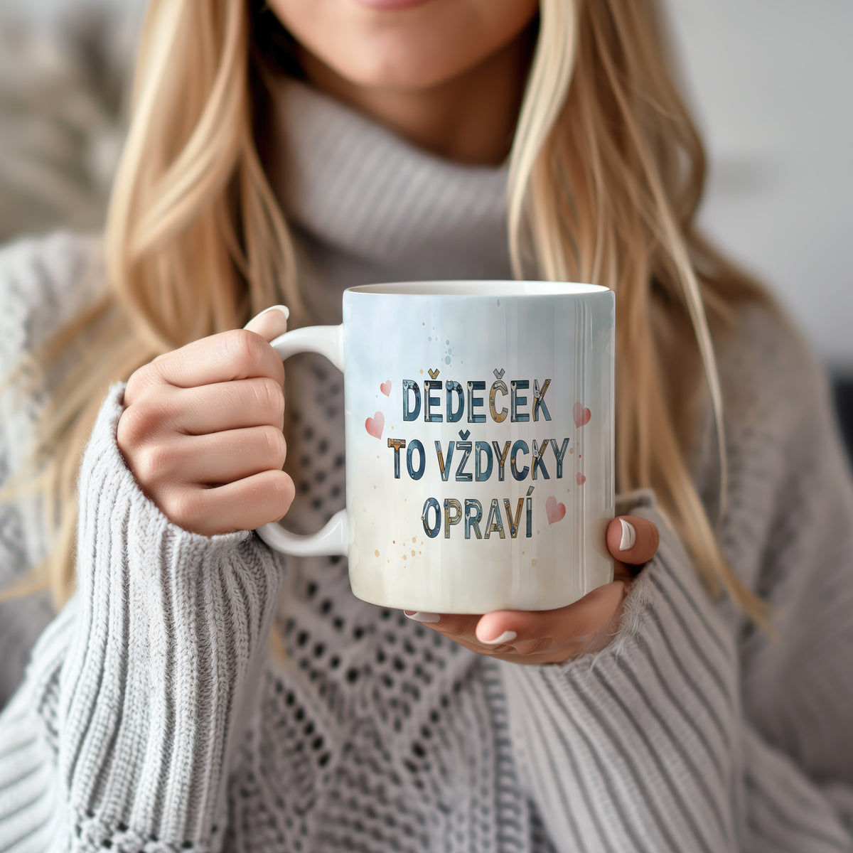 Hrnek s nápisem 'DĚDEČEK TO VŽDYCKY OPRAVÍ' a růžovými srdíčky na akvarelovém pozadí.