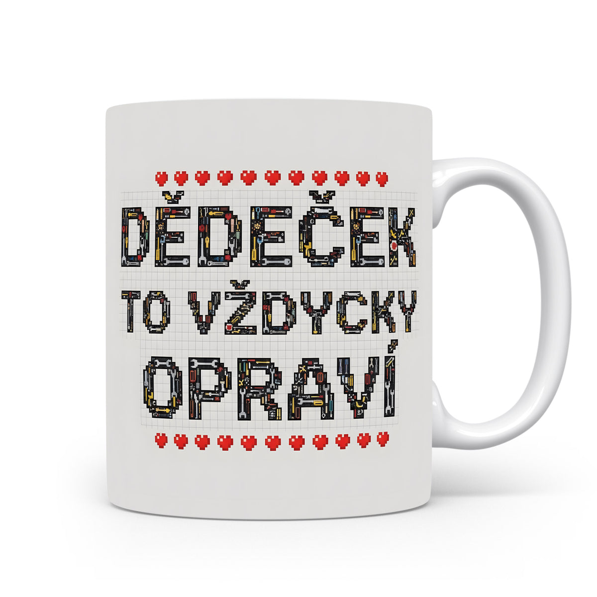 Bílý hrnek s nápisem 'DĚDEČEK TO VŽDYCKY OPRAVÍ' a motivem nástrojů a srdíček.