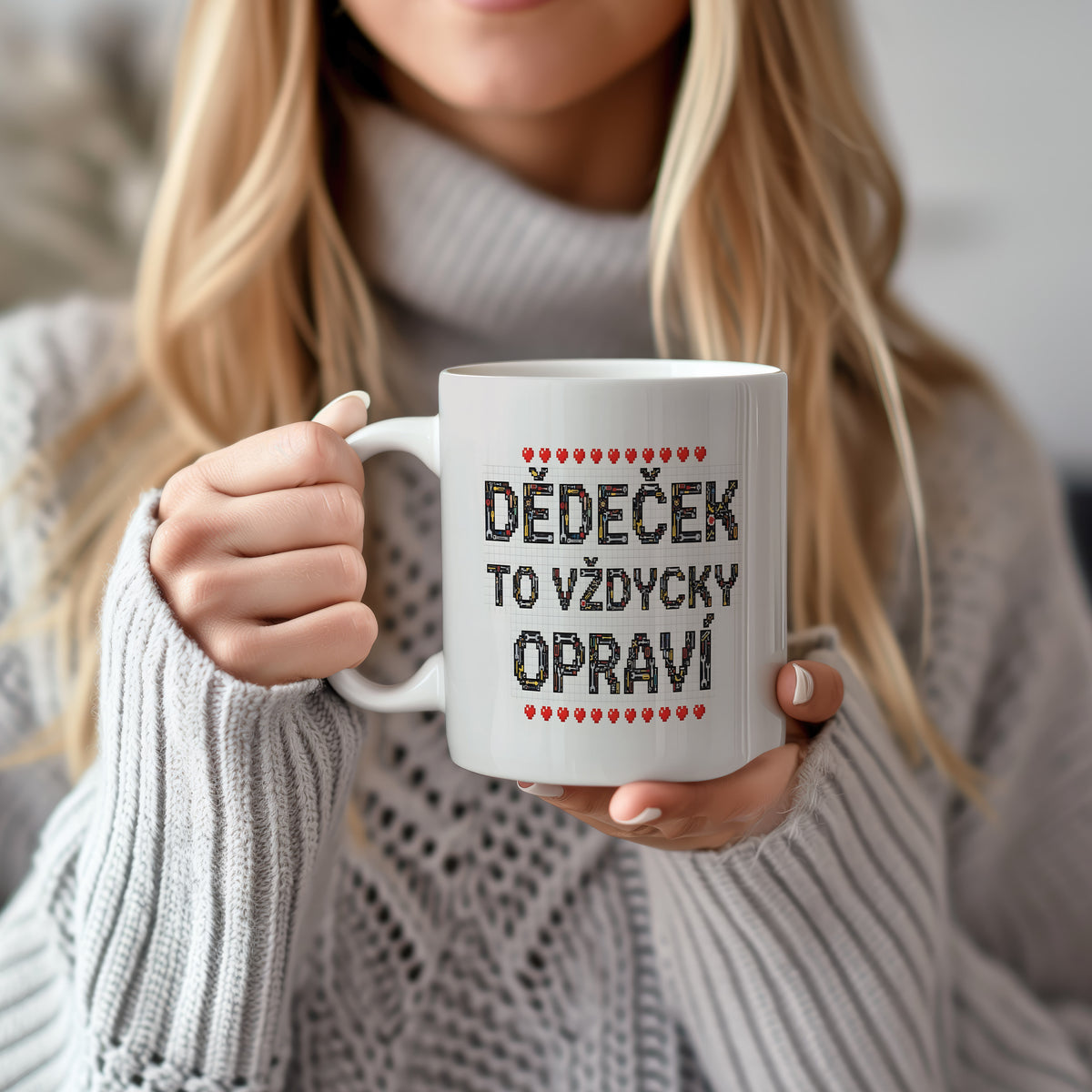 Bílý hrnek s nápisem 'DĚDEČEK TO VŽDYCKY OPRAVÍ' a motivem nástrojů a srdíček.