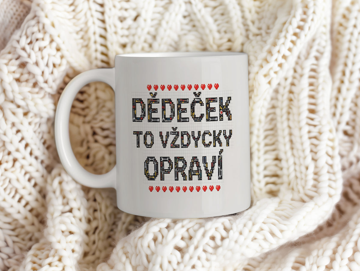 Bílý hrnek s nápisem 'DĚDEČEK TO VŽDYCKY OPRAVÍ' a motivem nástrojů a srdíček.