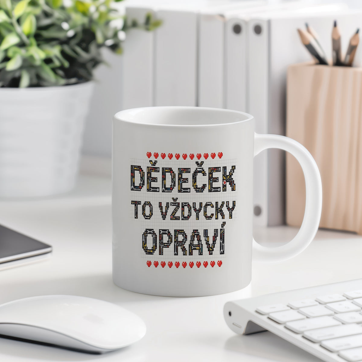Bílý hrnek s nápisem 'DĚDEČEK TO VŽDYCKY OPRAVÍ' a motivem nástrojů a srdíček.