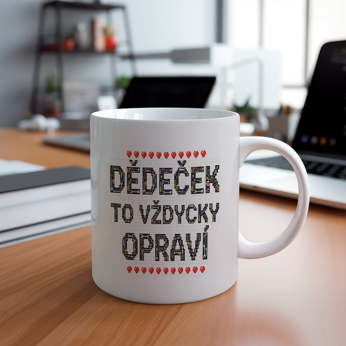 Bílý hrnek s nápisem 'DĚDEČEK TO VŽDYCKY OPRAVÍ' a motivem nástrojů a srdíček.
