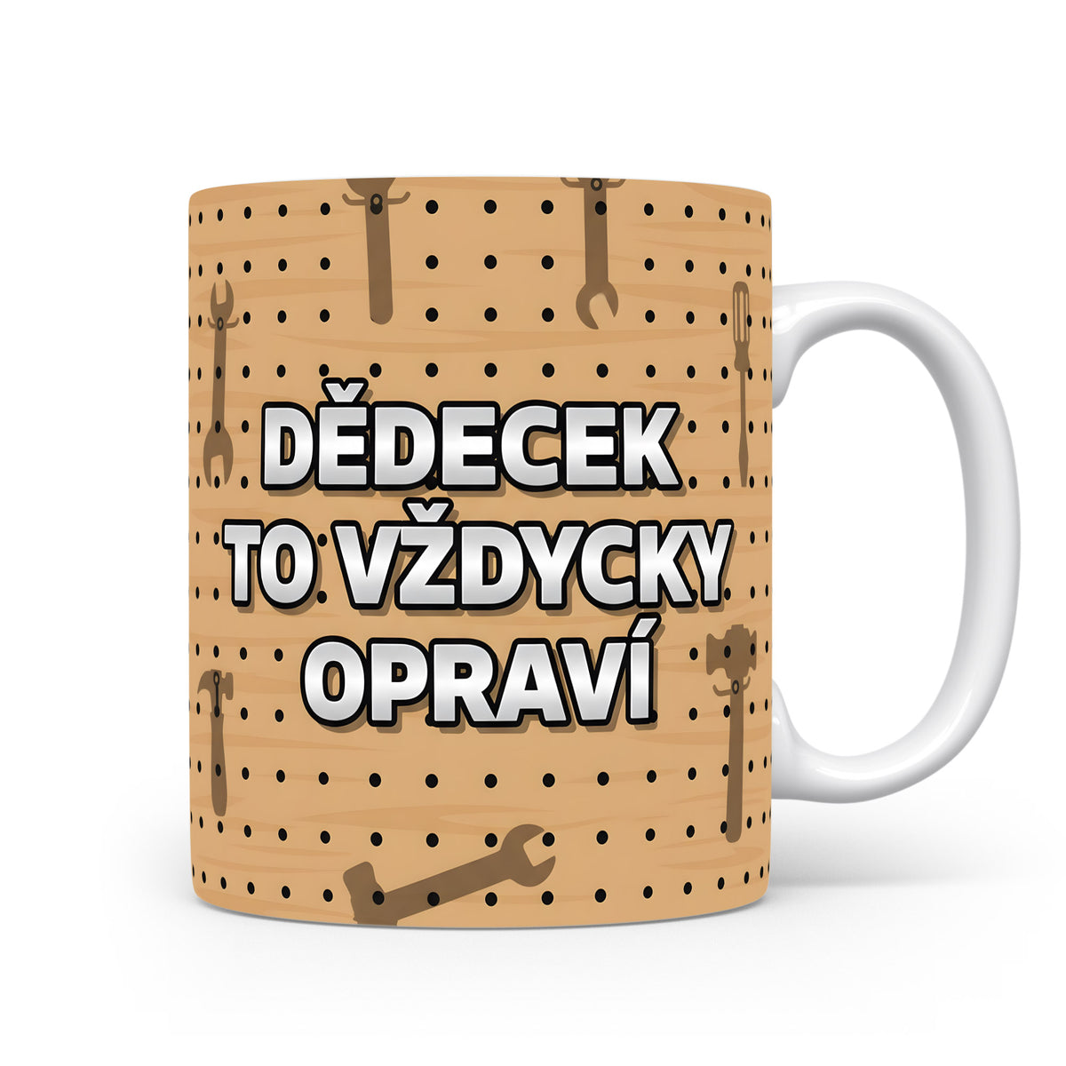 Hrnek s nápisem DĚDEČEK TO VŽDYCKY OPRAVÍ na dřevěném pozadí s nástroji.