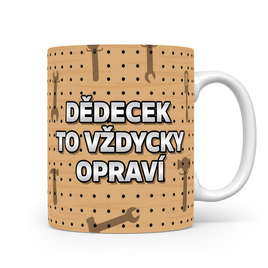 Hrnek s nápisem DĚDEČEK TO VŽDYCKY OPRAVÍ na dřevěném pozadí s nástroji.