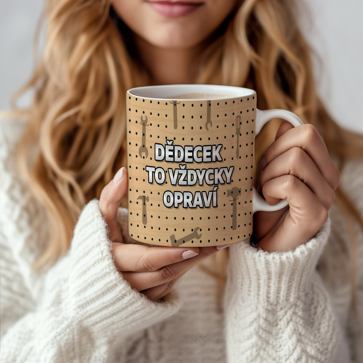 Hrnek s nápisem DĚDEČEK TO VŽDYCKY OPRAVÍ na dřevěném pozadí s nástroji.