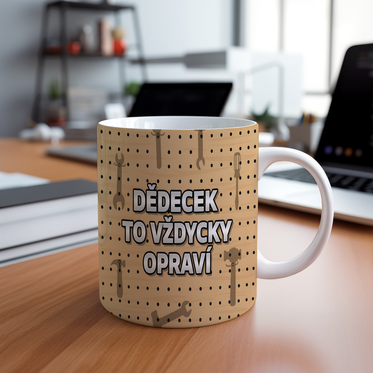 Hrnek s nápisem DĚDEČEK TO VŽDYCKY OPRAVÍ na dřevěném pozadí s nástroji.