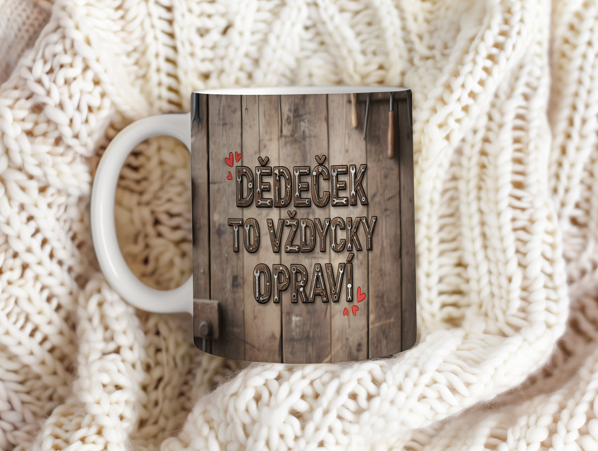 Rustikální hrnek s nápisem DĚDEČEK TO VŽDYCKY OPRAVÍ a motivem nářadí.