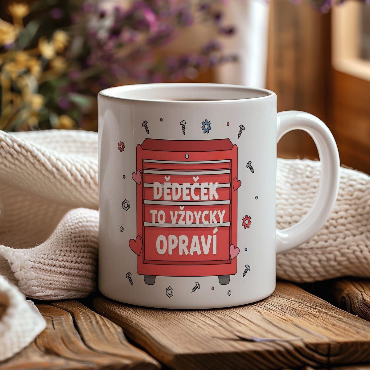 Bílý hrnek s červeným motivem nářadí a srdíček pro dědečka.