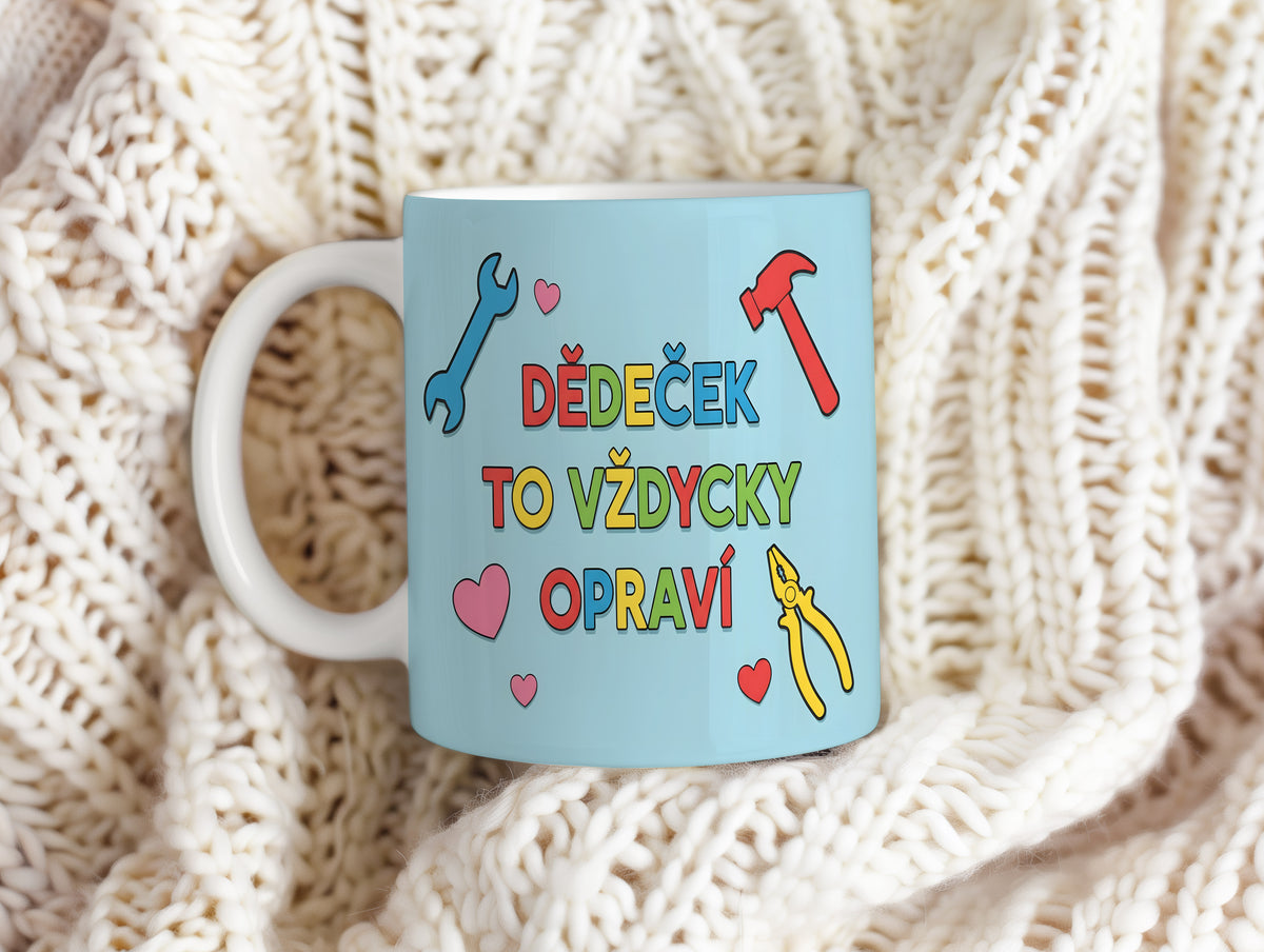 Světle modrý hrnek s nápisem 'DĚDEČEK TO VŽDYCKY OPRAVÍ' a motivy nástrojů a srdíček.