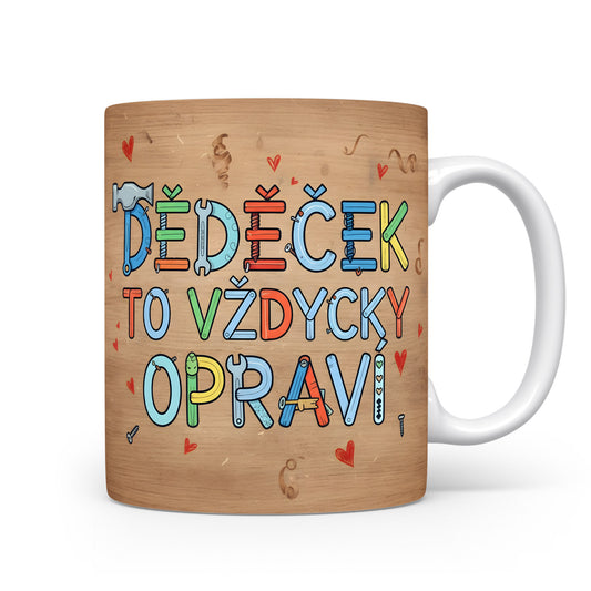 Rustikální hrnek s nápisem 'DĚDEČEK TO VŽDYCKY OPRAVÍ' a motivem nástrojů a srdcí.
