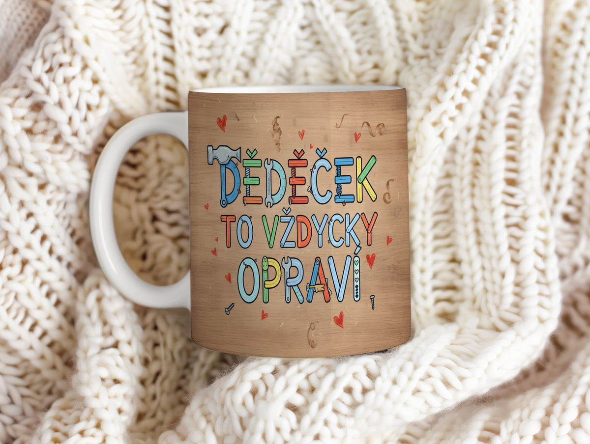 Rustikální hrnek s nápisem 'DĚDEČEK TO VŽDYCKY OPRAVÍ' a motivem nástrojů a srdcí.