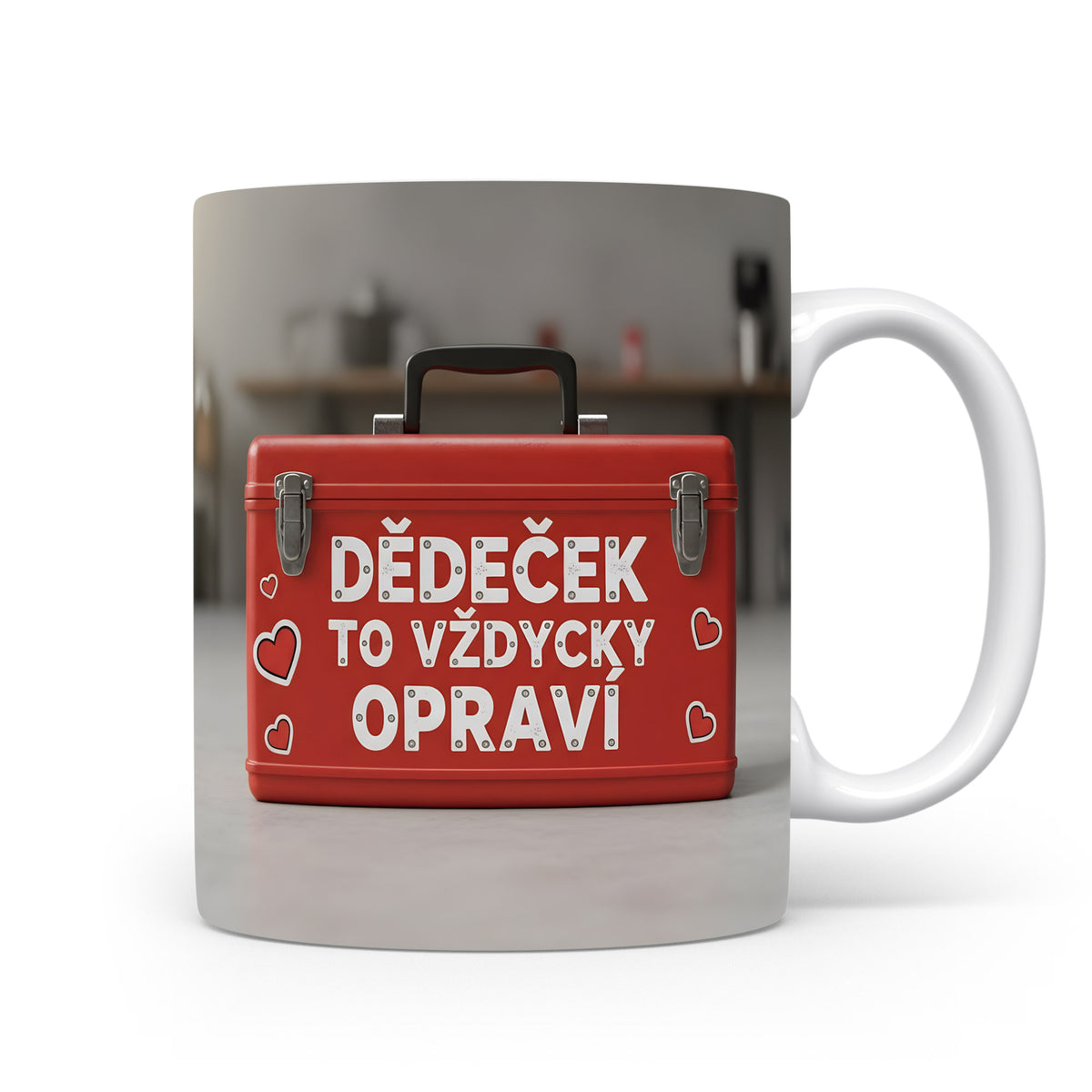 Červený hrnek s nápisem 'DĚDEČEK TO VŽDYCKY OPRAVÍ' a motivem srdcí.