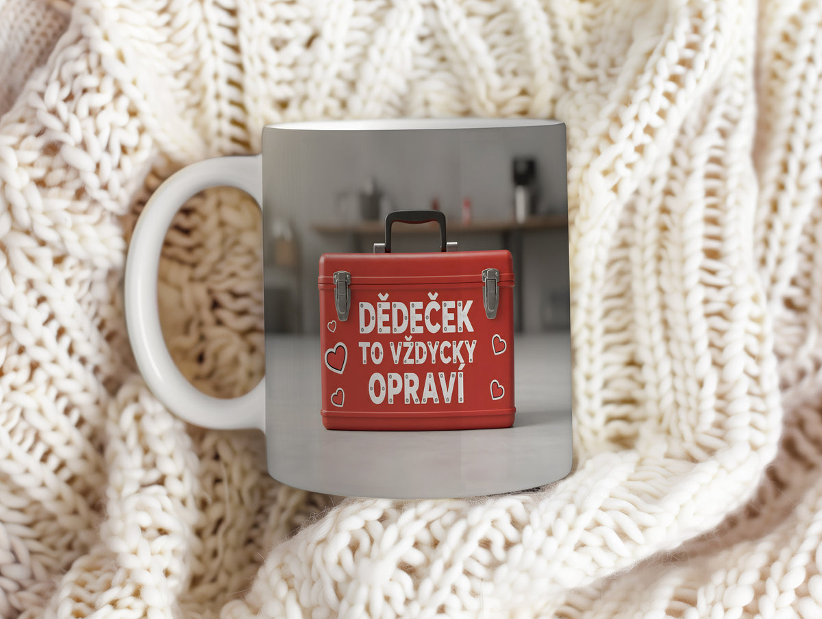 Červený hrnek s nápisem 'DĚDEČEK TO VŽDYCKY OPRAVÍ' a motivem srdcí.