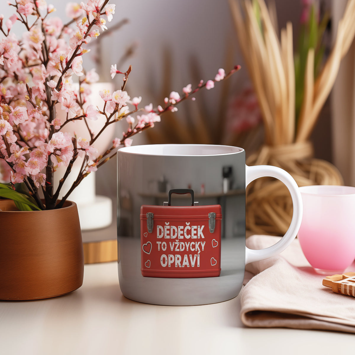 Červený hrnek s nápisem 'DĚDEČEK TO VŽDYCKY OPRAVÍ' a motivem srdcí.