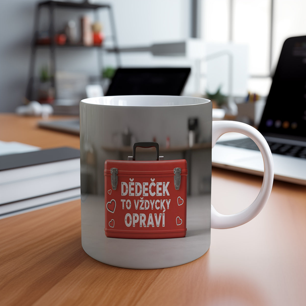 Červený hrnek s nápisem 'DĚDEČEK TO VŽDYCKY OPRAVÍ' a motivem srdcí.
