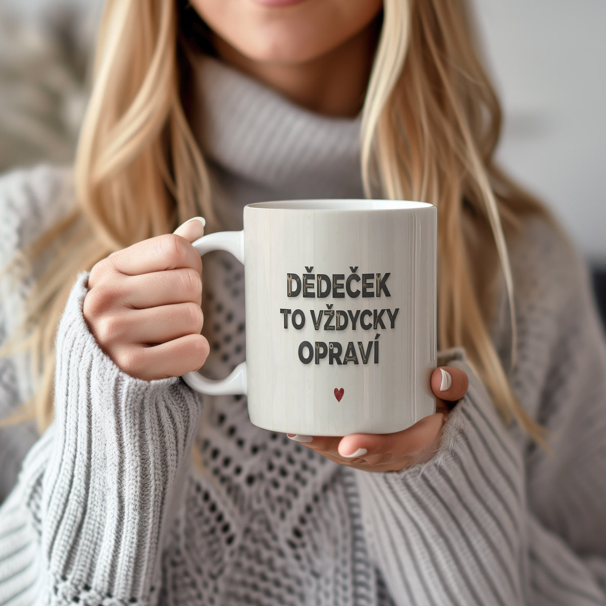 Bílý hrnek s nápisem 'DĚDEČEK TO VŽDYCKY OPRAVÍ' a červeným srdcem na dřevěném pozadí.