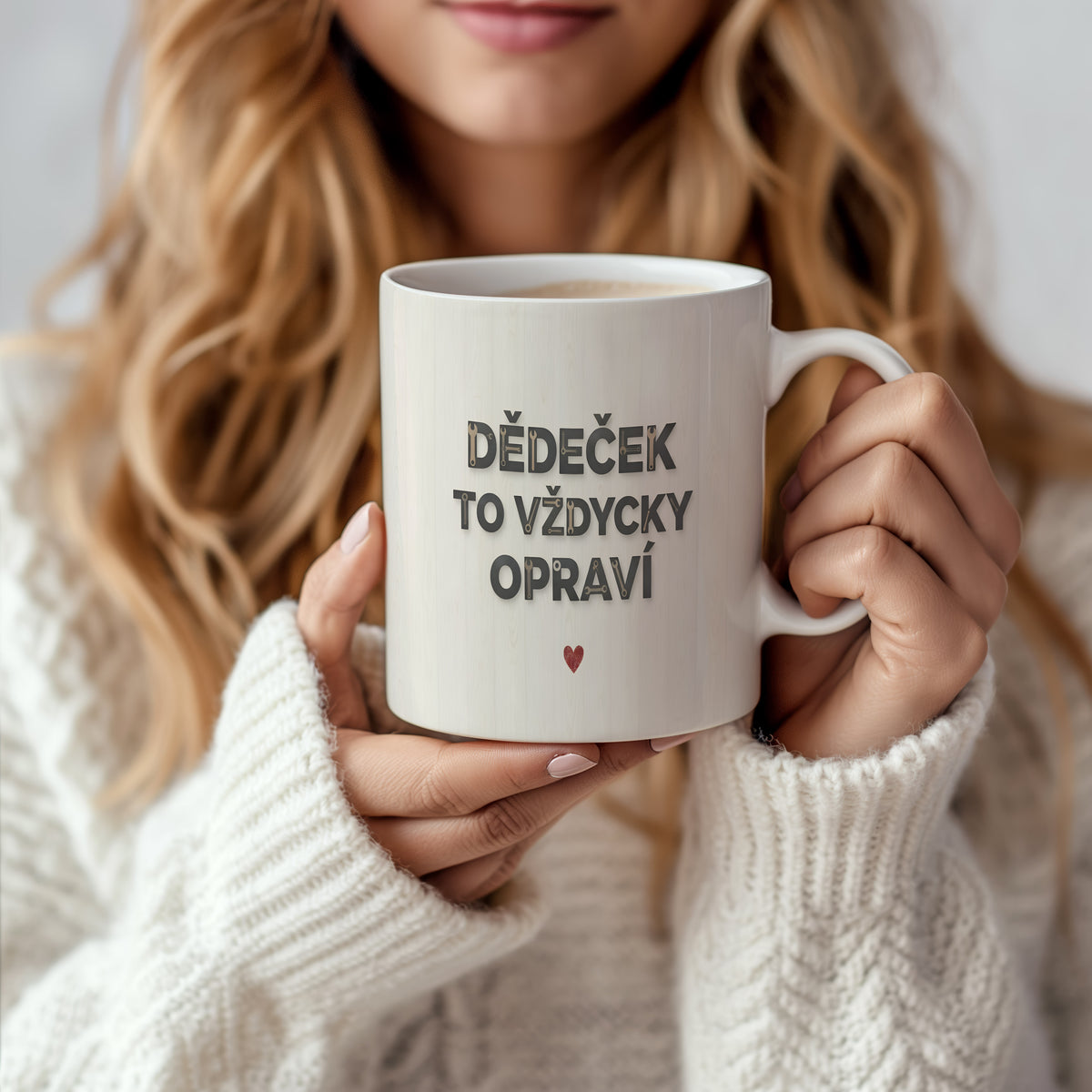 Bílý hrnek s nápisem 'DĚDEČEK TO VŽDYCKY OPRAVÍ' a červeným srdcem na dřevěném pozadí.