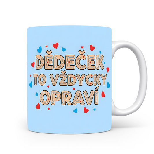 Světle modrý hrnek s nápisem DĚDEČEK TO VŽDYCKY OPRAVÍ a motivem srdcí.