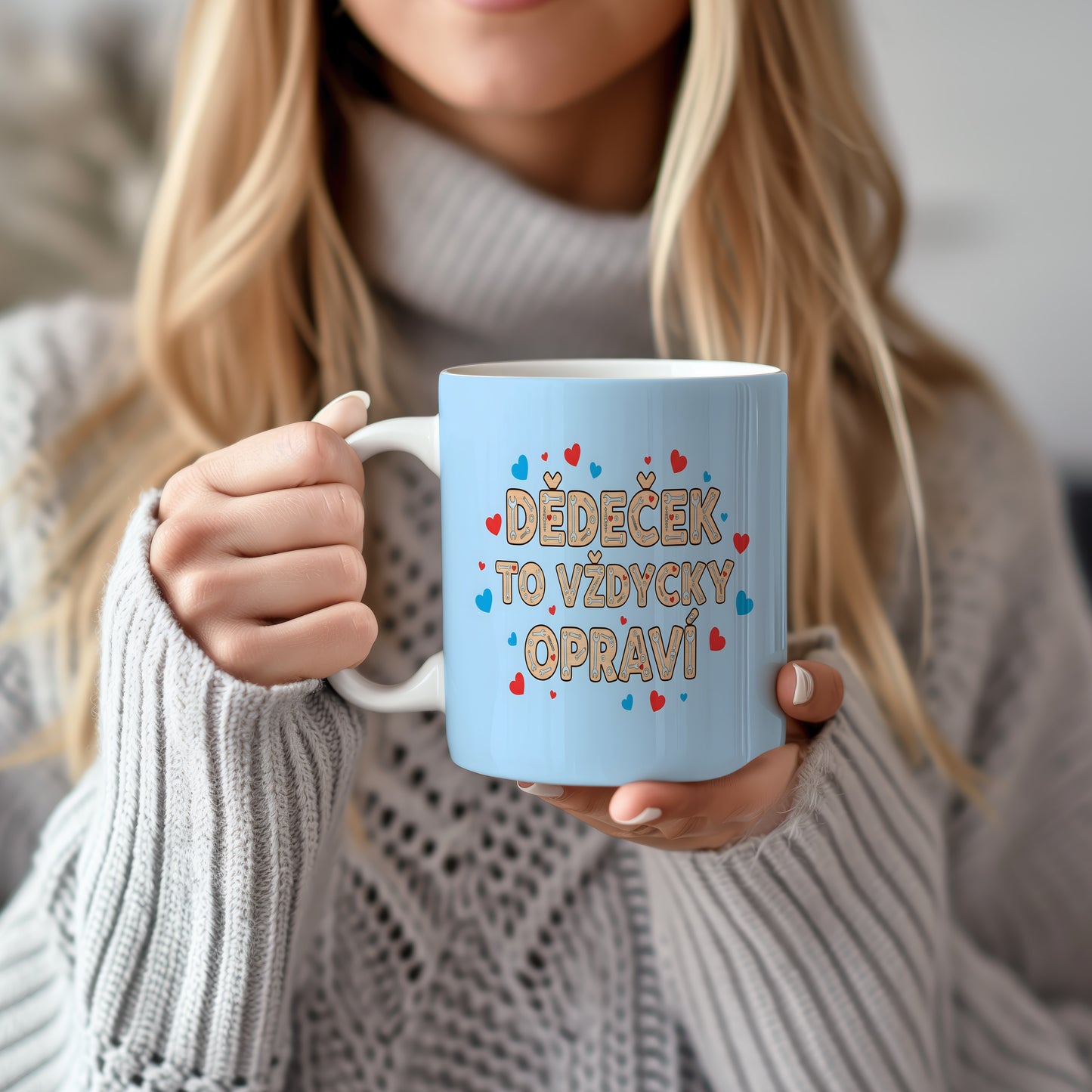 Světle modrý hrnek s nápisem DĚDEČEK TO VŽDYCKY OPRAVÍ a motivem srdcí.