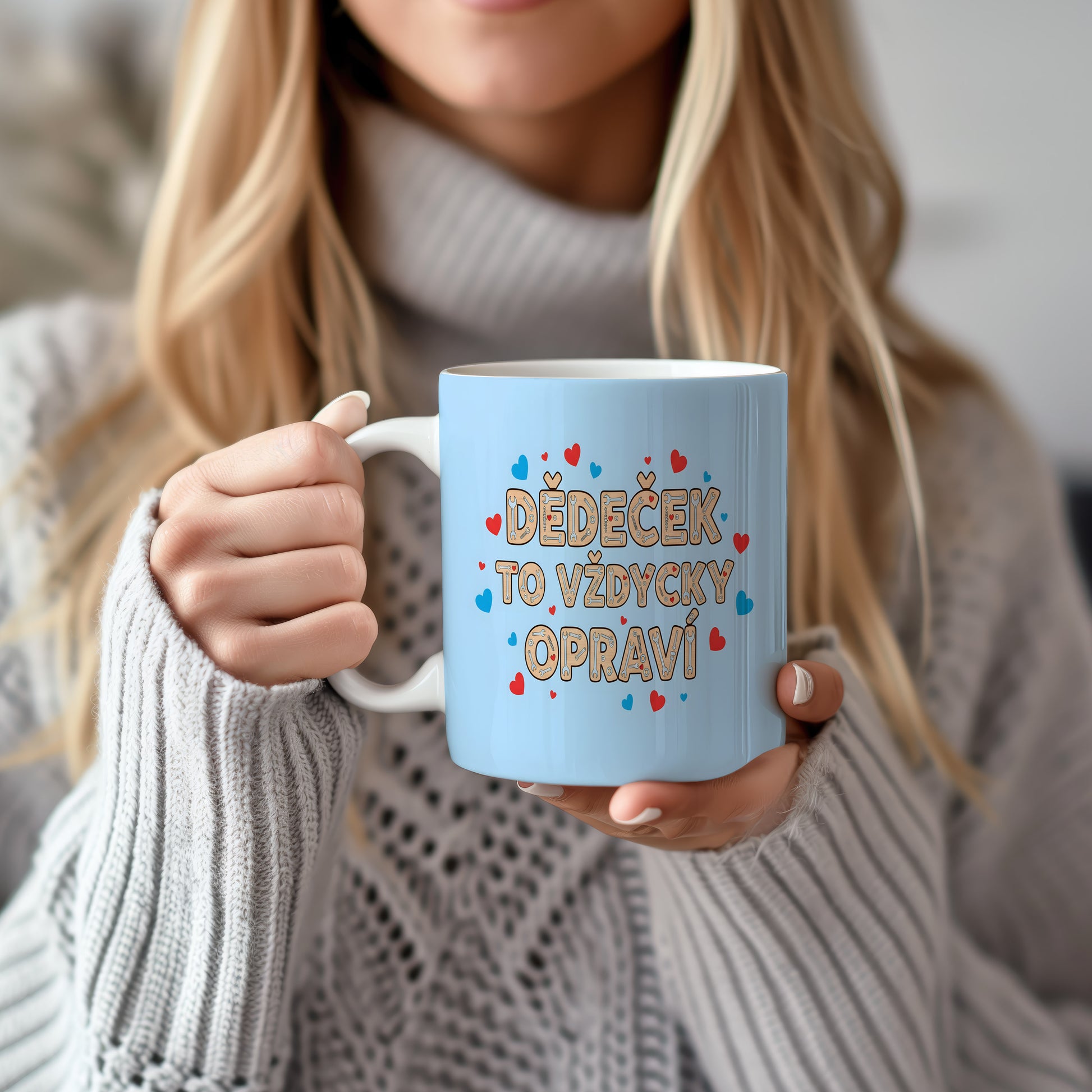 Světle modrý hrnek s nápisem DĚDEČEK TO VŽDYCKY OPRAVÍ a motivem srdcí.