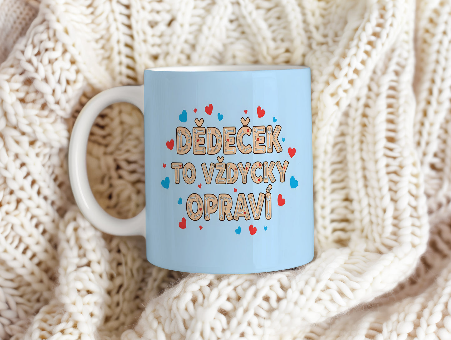 Světle modrý hrnek s nápisem DĚDEČEK TO VŽDYCKY OPRAVÍ a motivem srdcí.
