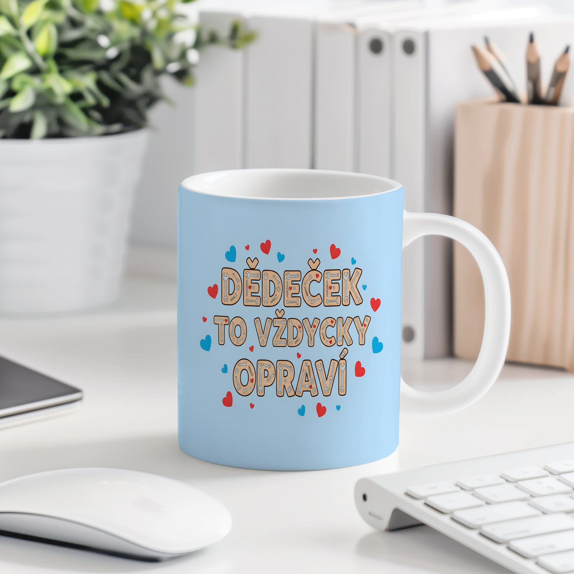 Světle modrý hrnek s nápisem DĚDEČEK TO VŽDYCKY OPRAVÍ a motivem srdcí.