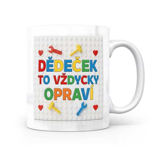 Hravý hrnek s nápisem DĚDEČEK TO VŽDYCKY OPRAVÍ a barevnými nástroji.