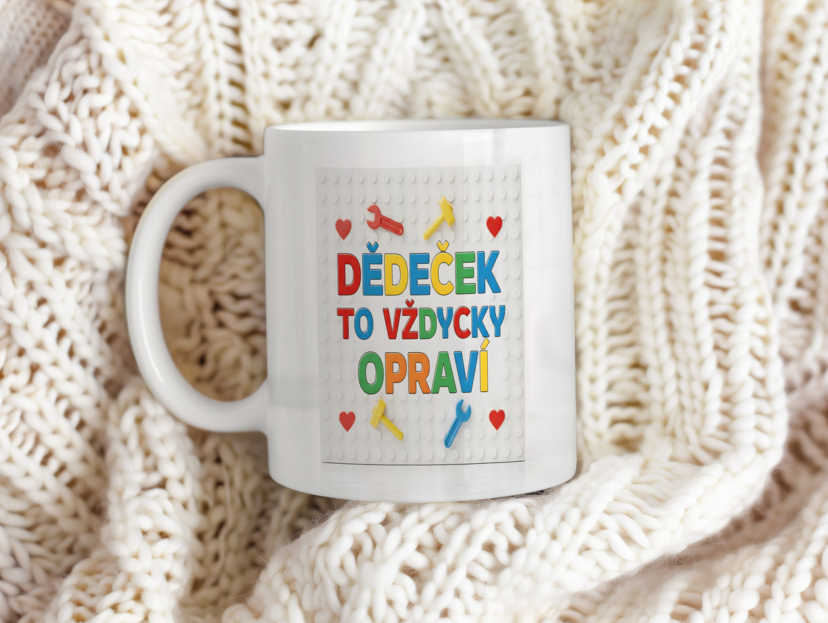 Hravý hrnek s nápisem DĚDEČEK TO VŽDYCKY OPRAVÍ a barevnými nástroji.