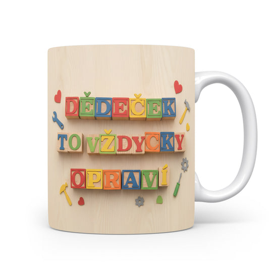 Bílý hrnek s barevnými kostkami a motivem nástrojů a srdcí na dřevěném pozadí.