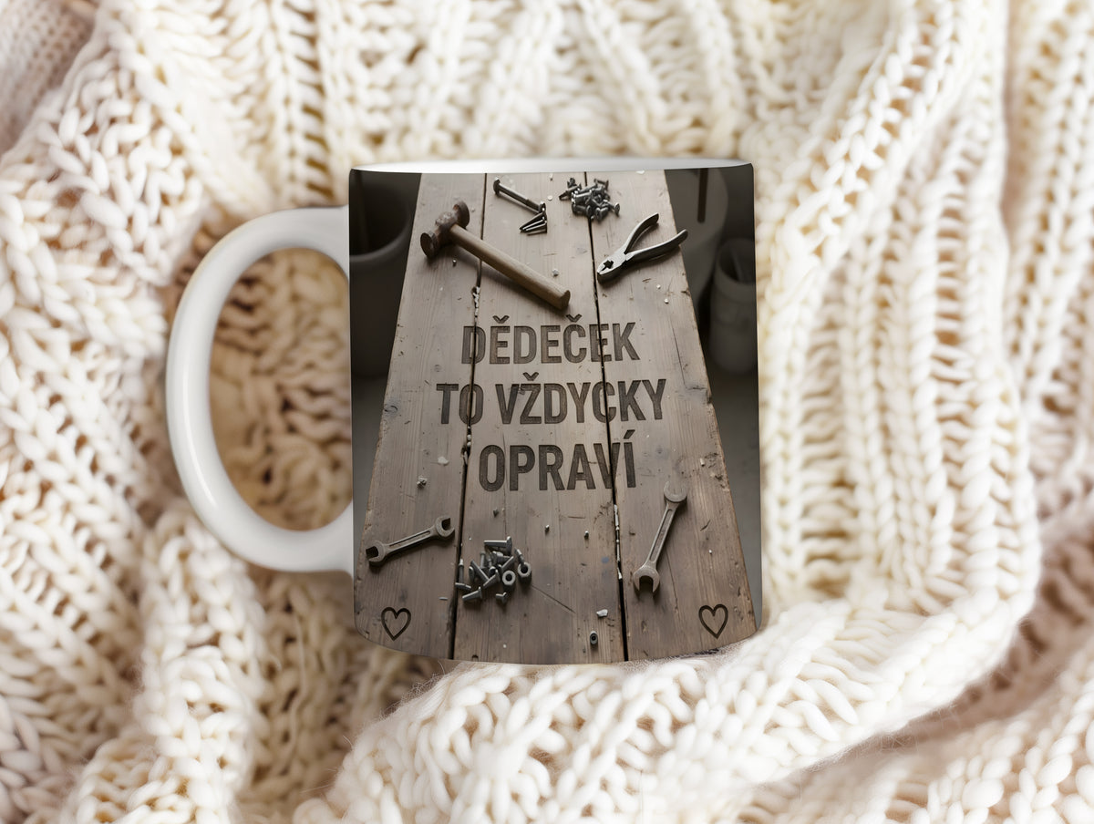 Hrnek s nápisem 'DĚDEČEK TO VŽDYCKY OPRAVÍ' na dřevěném pozadí s nástroji.
