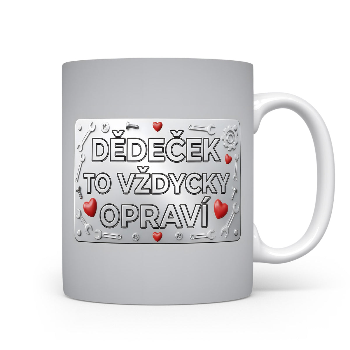 Šedý hrnek s nápisem 'DĚDEČEK TO VŽDYCKY OPRAVÍ' a motivem nářadí a srdcí.