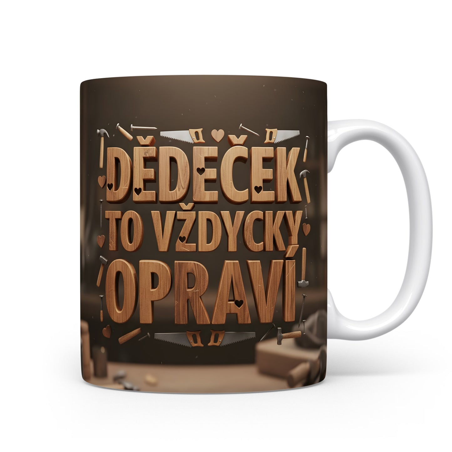 Hnědý hrnek s nápisem 'DĚDEČEK TO VŽDYCKY OPRAVÍ' a motivem nástrojů.