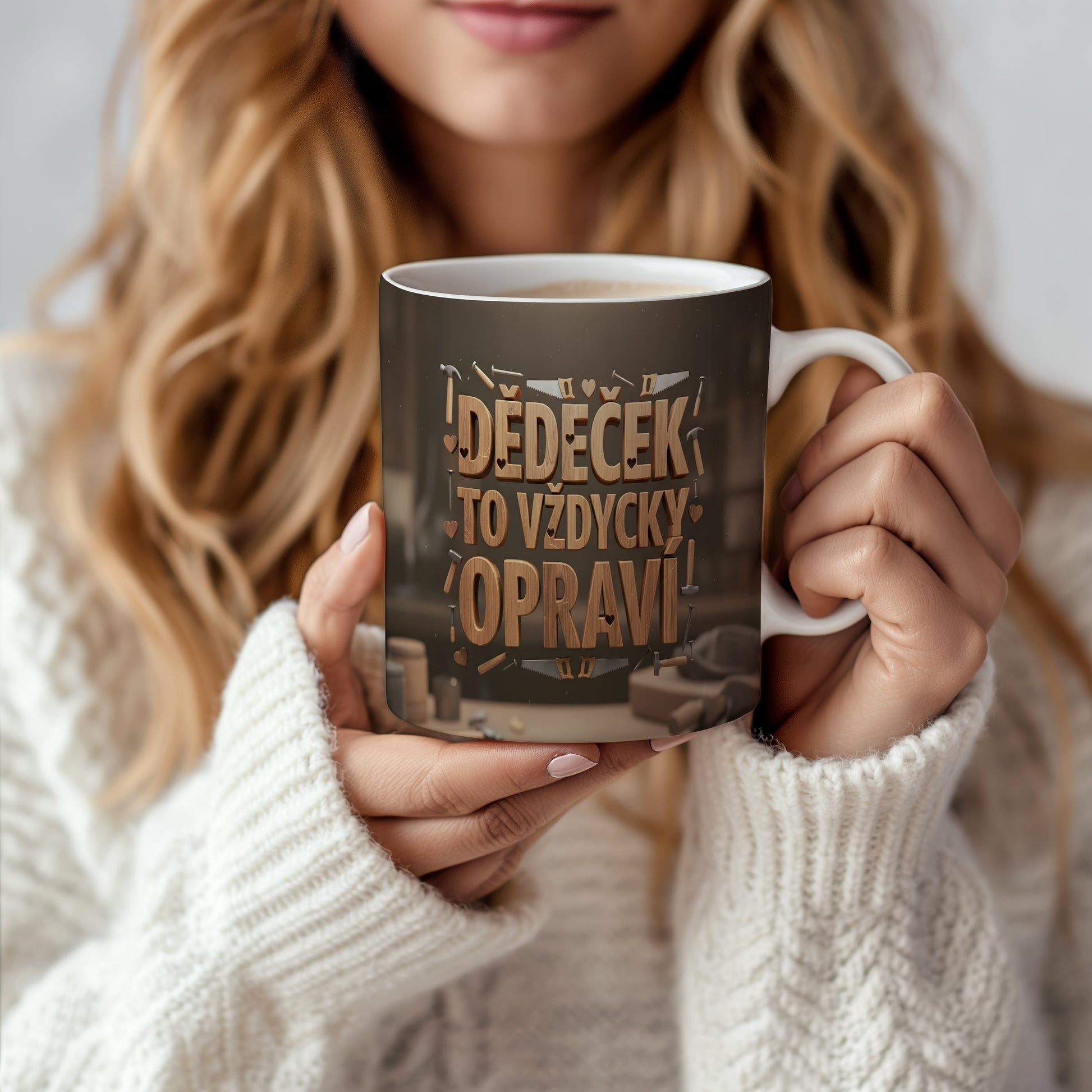 Hnědý hrnek s nápisem 'DĚDEČEK TO VŽDYCKY OPRAVÍ' a motivem nástrojů.