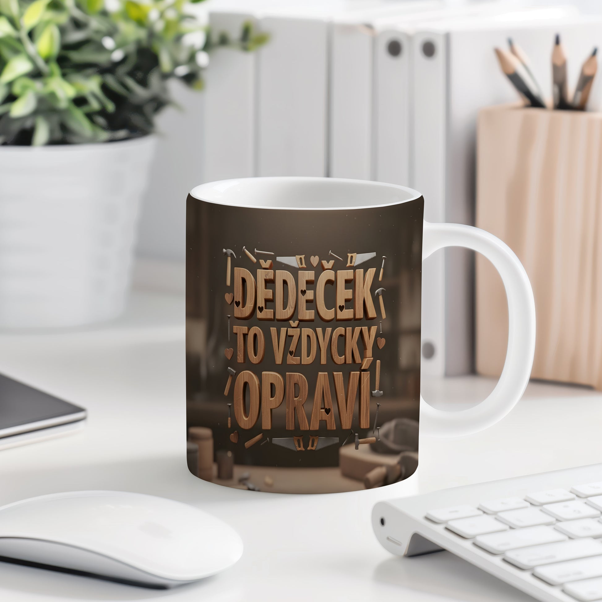 Hnědý hrnek s nápisem 'DĚDEČEK TO VŽDYCKY OPRAVÍ' a motivem nástrojů.