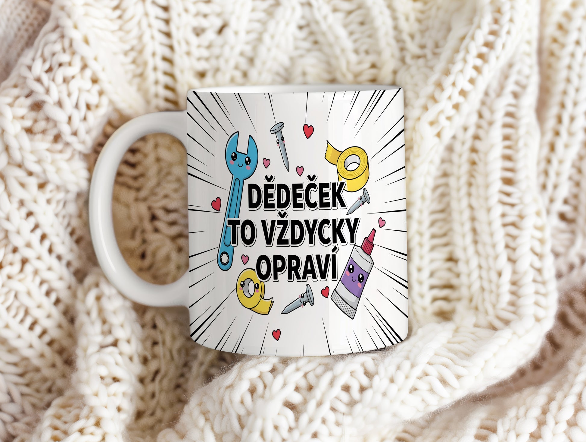 Hrnek s motivem nástrojů a srdíček pro dědečka.