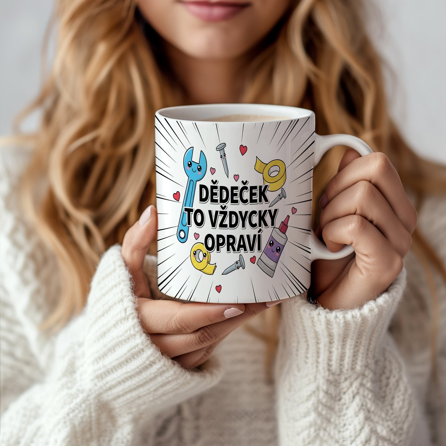 Hrnek s motivem nástrojů a srdíček pro dědečka.