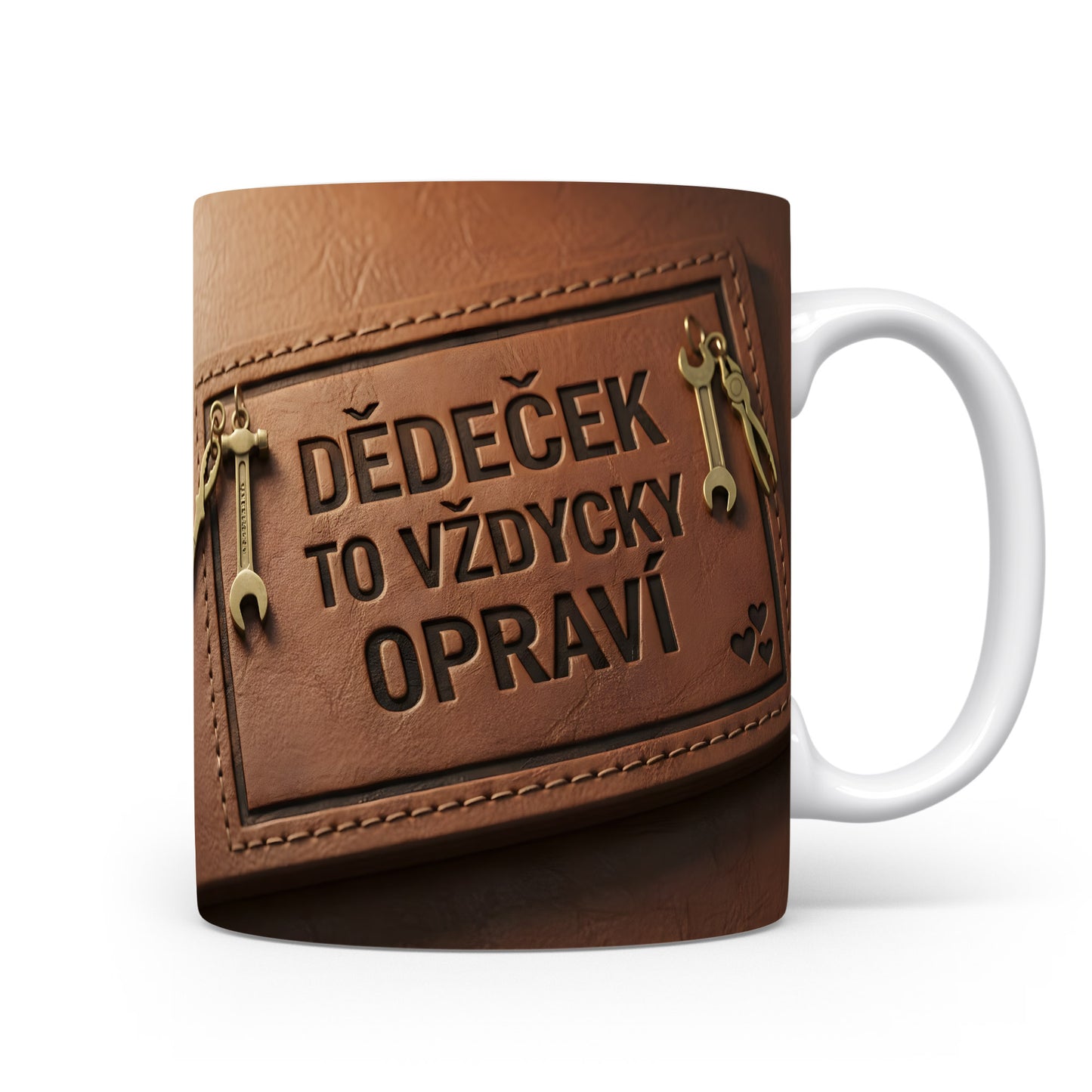Hnědý hrnek s motivem nářadí a textem 'DĚDEČEK TO VŽDYCKY OPRAVÍ'.