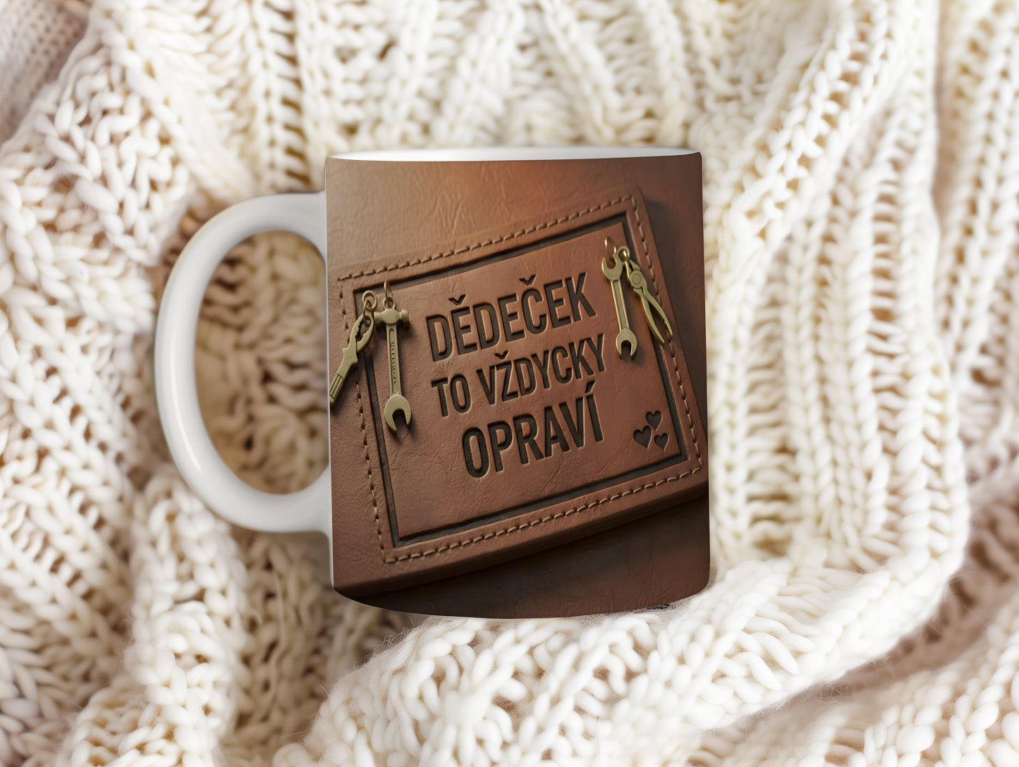 Hnědý hrnek s motivem nářadí a textem 'DĚDEČEK TO VŽDYCKY OPRAVÍ'.