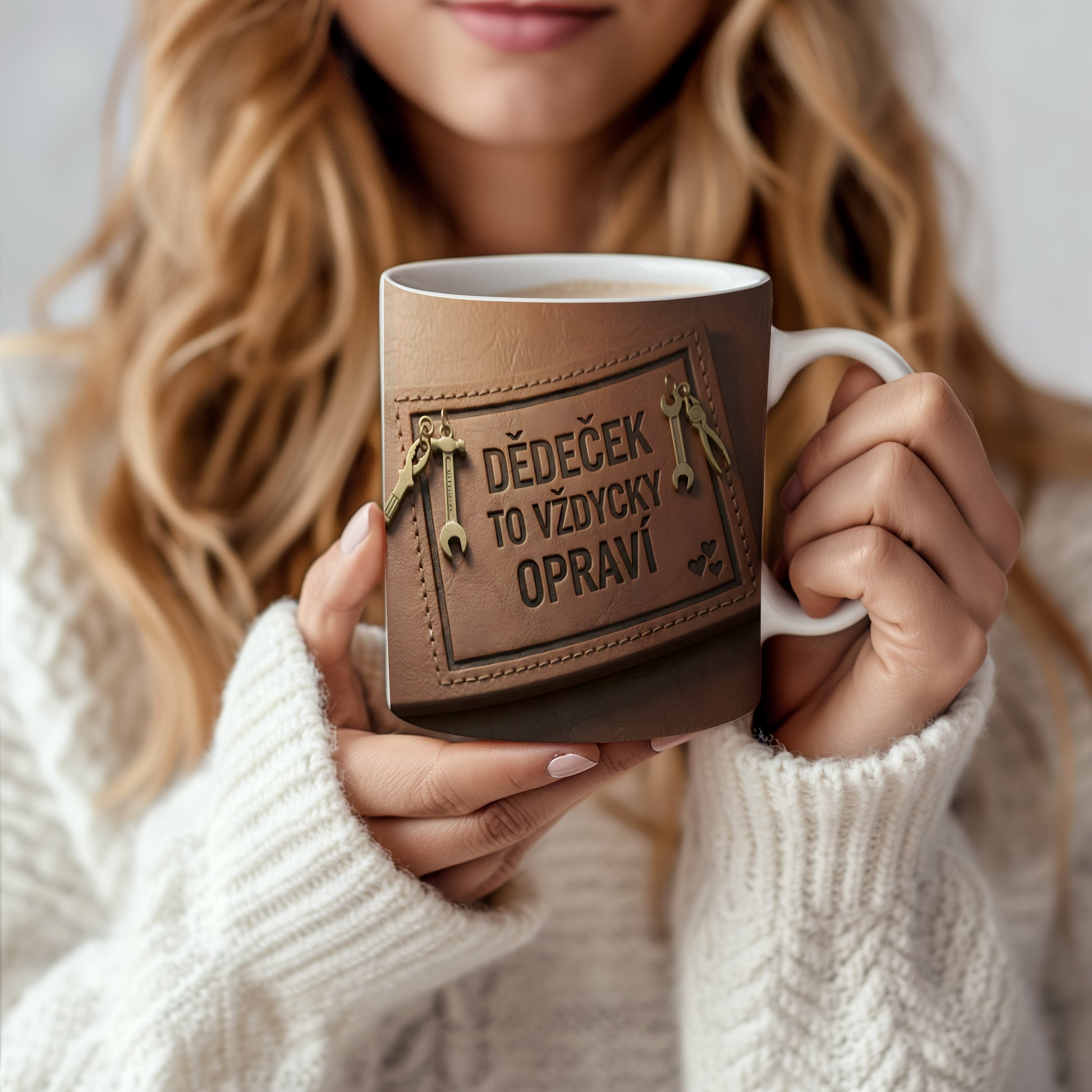 Hnědý hrnek s motivem nářadí a textem 'DĚDEČEK TO VŽDYCKY OPRAVÍ'.