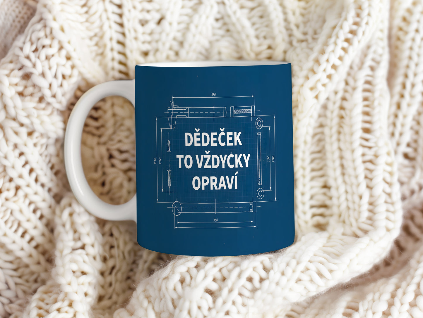 Modrý hrnek s technickým nákresem a nápisem 'DĚDEČEK TO VŽDYCKY OPRAVÍ'.