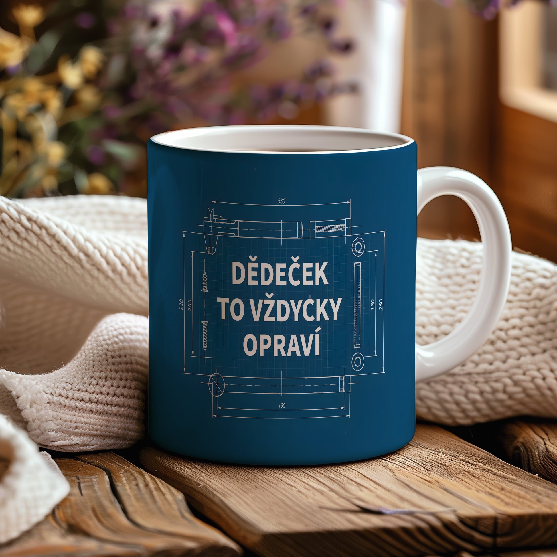 Modrý hrnek s technickým nákresem a nápisem 'DĚDEČEK TO VŽDYCKY OPRAVÍ'.