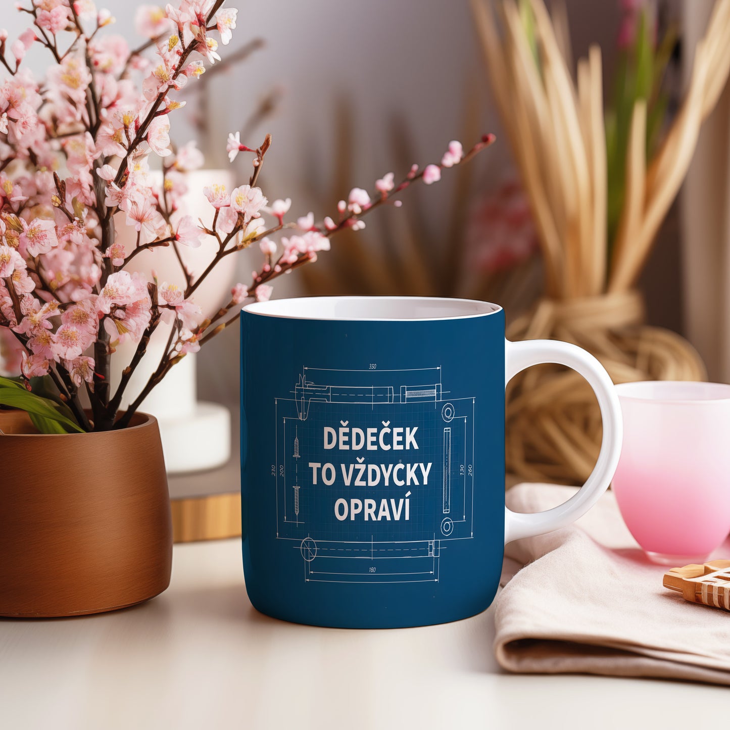 Modrý hrnek s technickým nákresem a nápisem 'DĚDEČEK TO VŽDYCKY OPRAVÍ'.