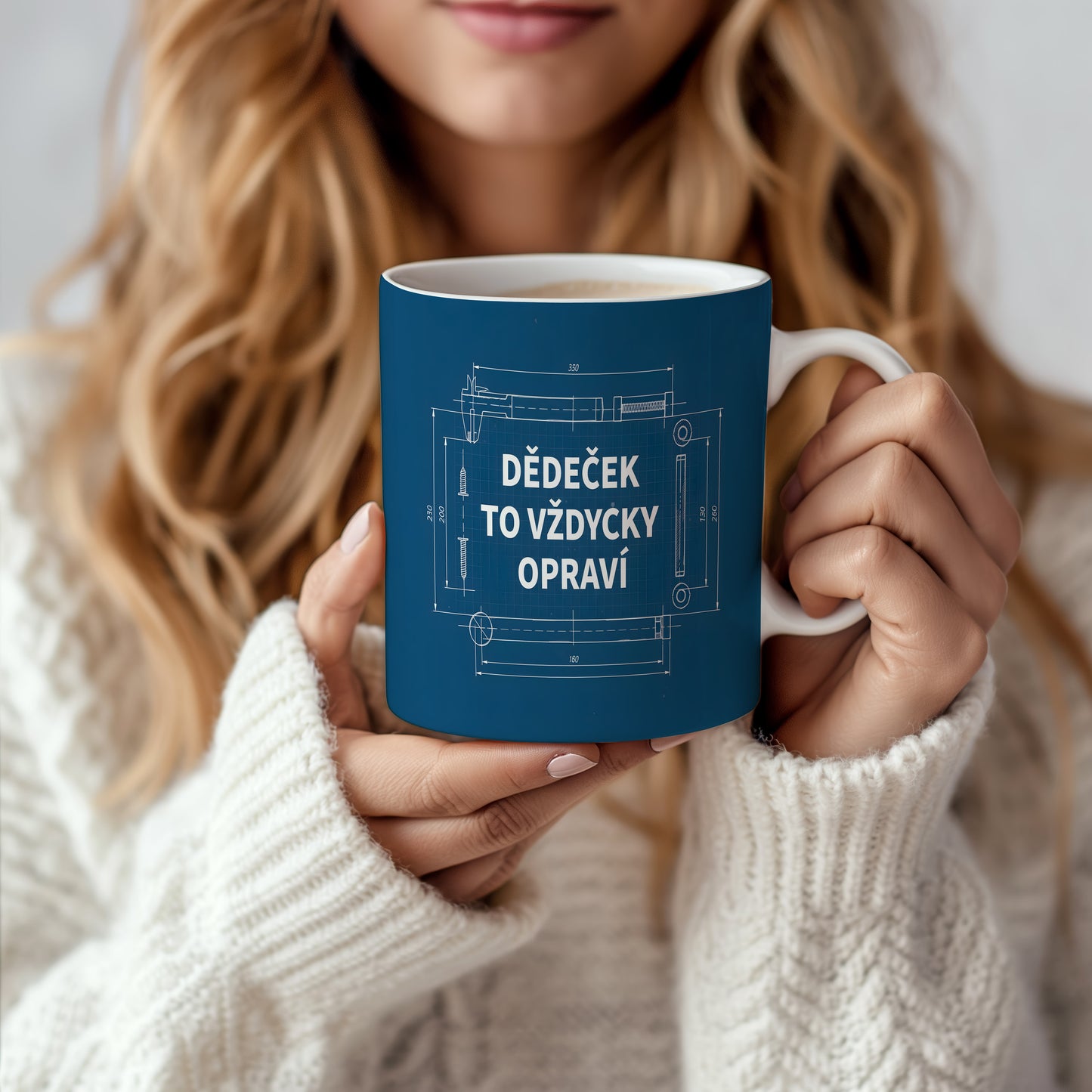Modrý hrnek s technickým nákresem a nápisem 'DĚDEČEK TO VŽDYCKY OPRAVÍ'.